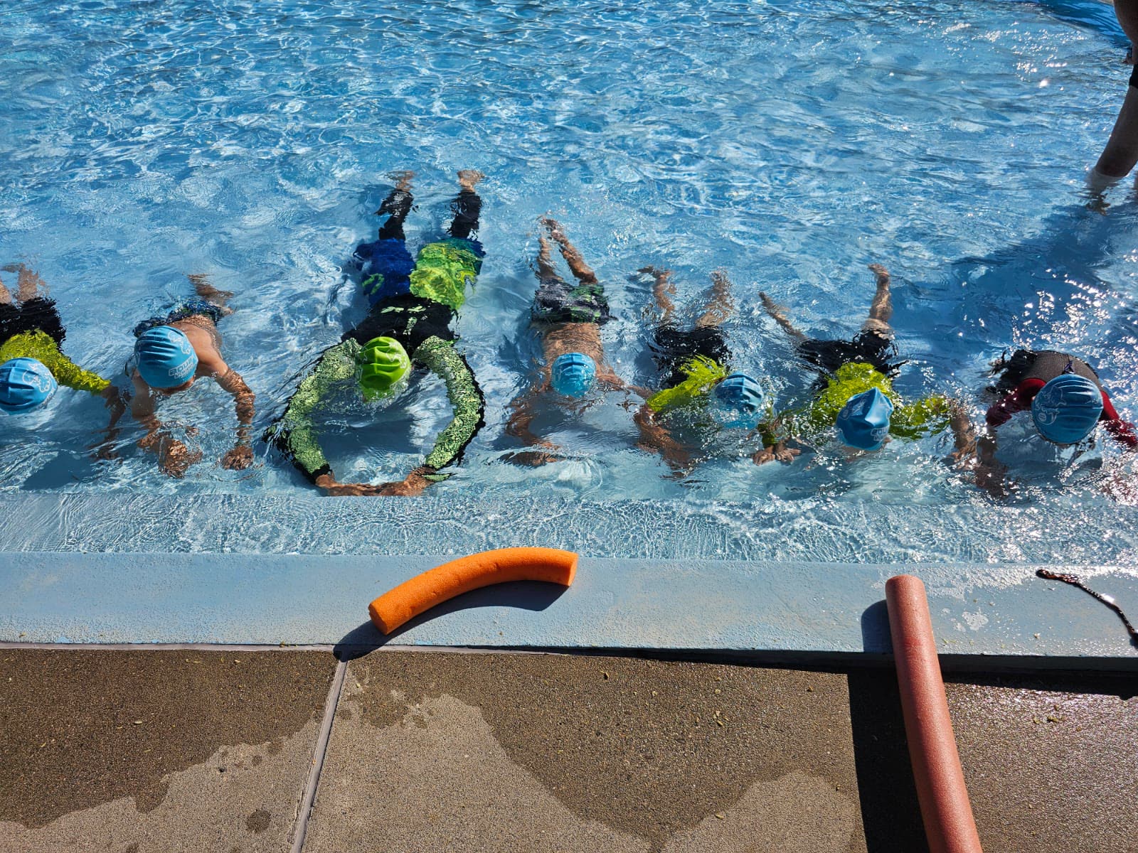 Daniel Zocchi mit Kindern im Wasser